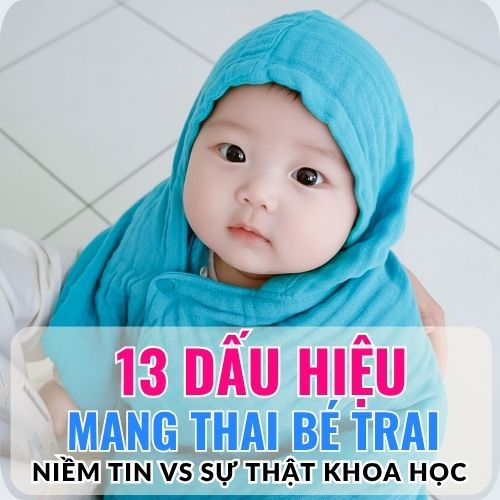 em bé trai dễ thương được ẵm trong chiếc khăn màu xanh ngọc